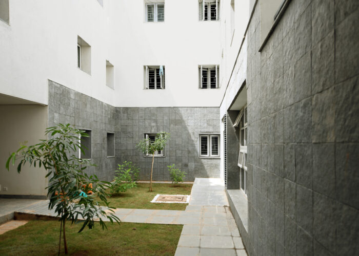 spav_school_of_planning_and_architecture_vijayawada_housing_mobile_offices_02_courtyards_create_shaded_spaces_and_pedestrian_connectivity