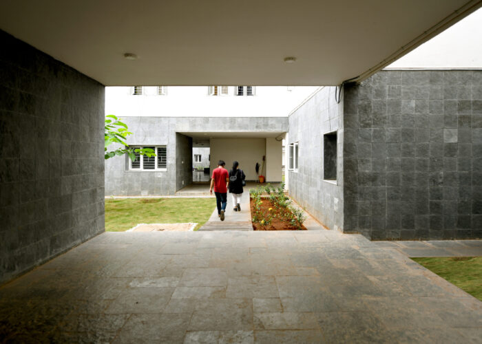 spav_school_of_planning_and_architecture_vijayawada_housing_mobile_offices_03_courtyards_form_transition_spaces_within_the_stilts