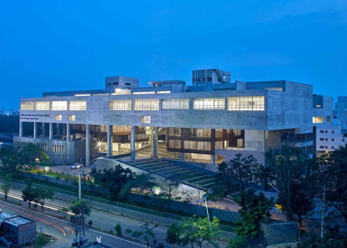 spav_school_of_planning_and_architecture_vijayawada_institute_mobile_offices_07_visual_connections_are_enhanced_in_the_dark