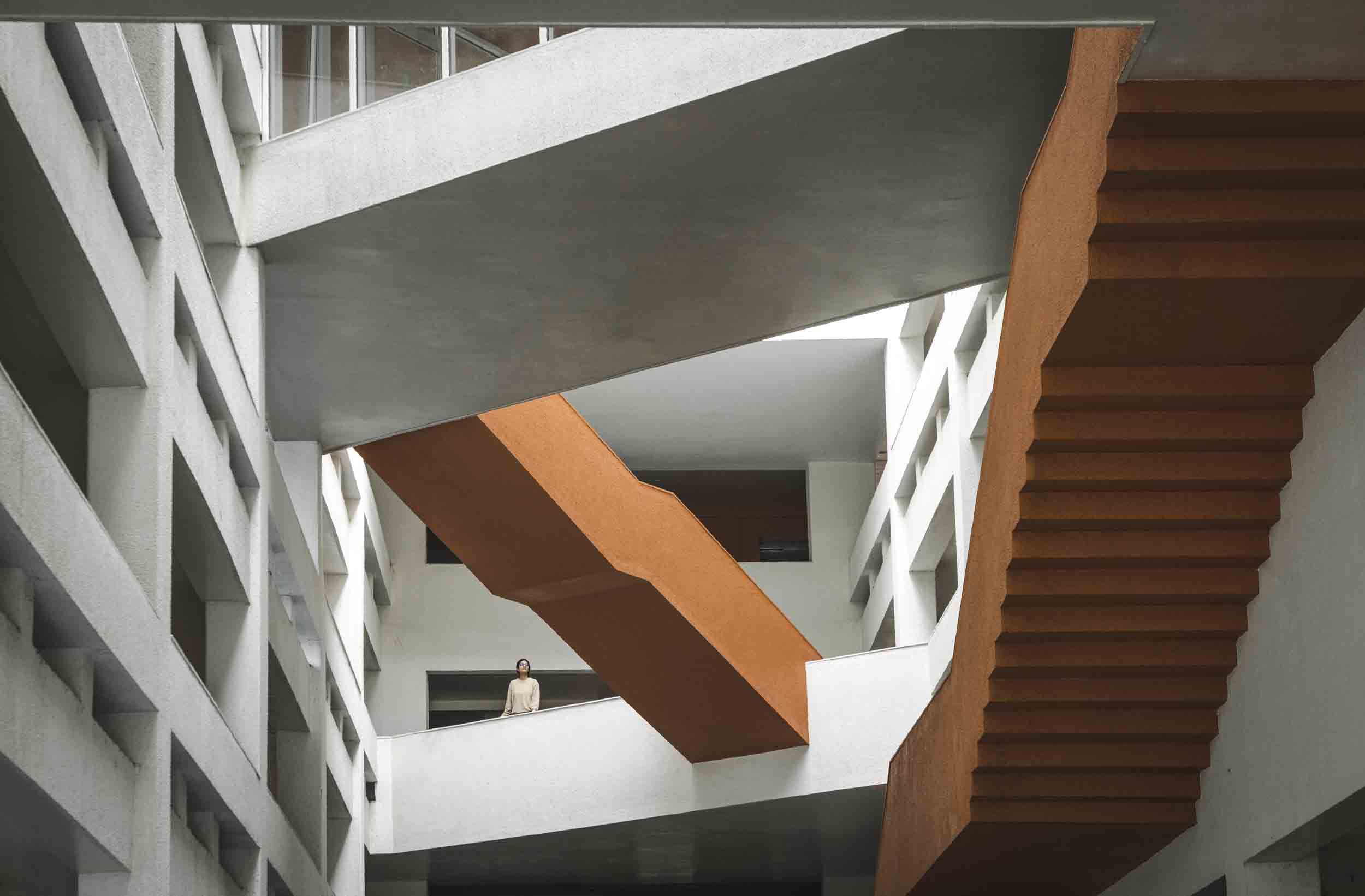 vjti_veermata_Jijabai_technological_institute_mumbai_student_housing_mobile_offices_04_connecting_bridges